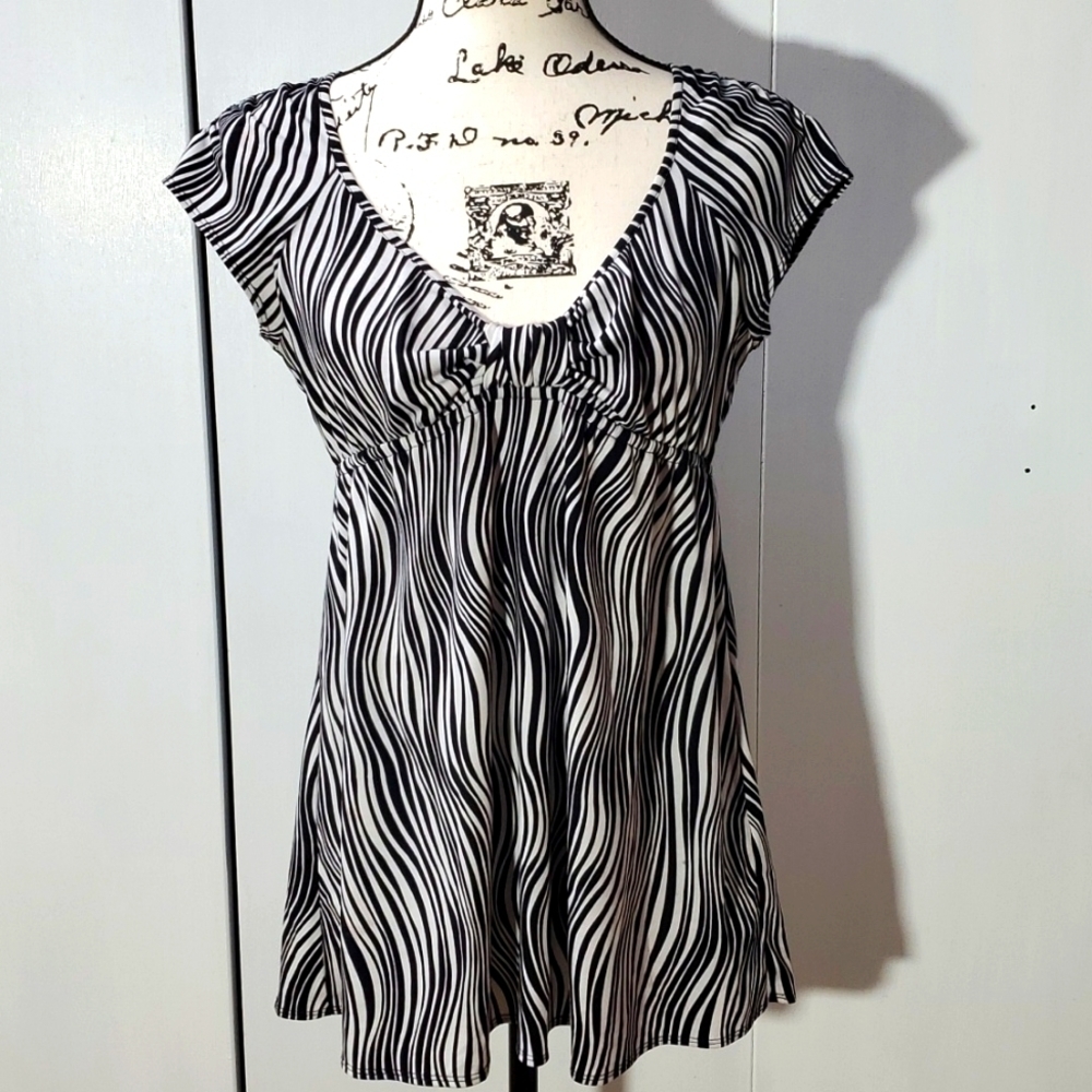 Womens Black/White Striped Babydoll Short-Sleeved Top Slimming VNeck Sz.Large